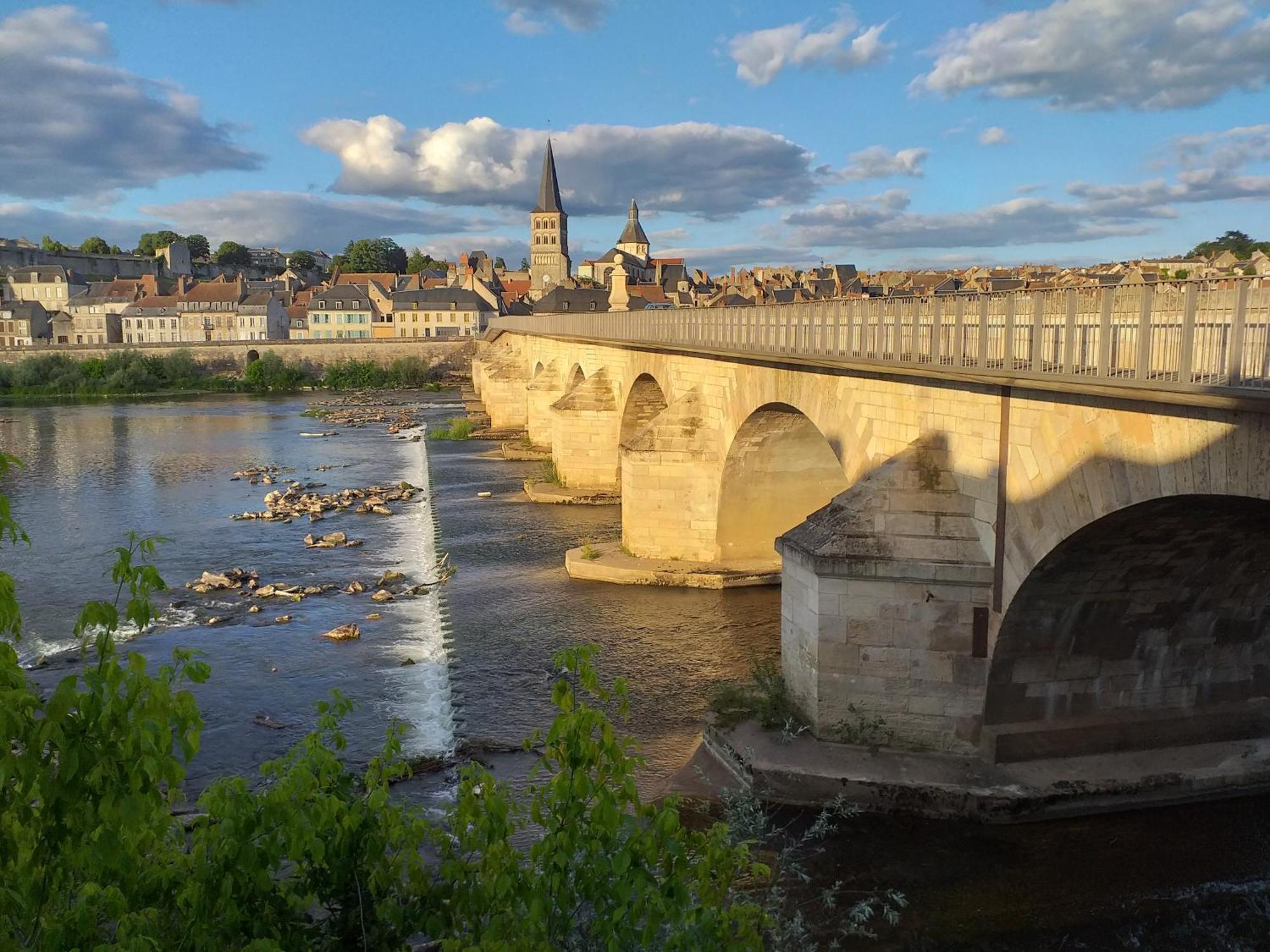 La Cour Du Chateau La Charité-sur-Loire Exteriér fotografie